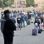 Varios alumnos aguardan en filas a su llegada a la Escuela Nacional de Policía de Ávila-19. EFE/Raúl Sanchidrián