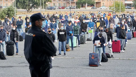 Varios alumnos aguardan en filas a su llegada a la Escuela Nacional de Policía de Ávila-19. EFE/Raúl Sanchidrián