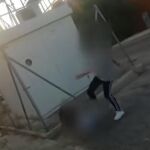 Momento en el que la agresora patea a su víctima