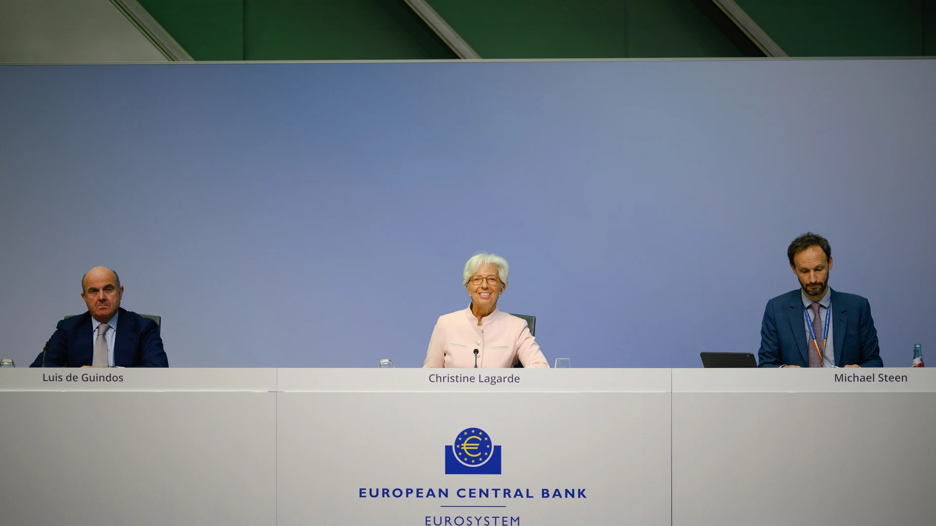 Luis de Guindos (izquierda) junto a la presidenta del BCE, Christine Lagarde