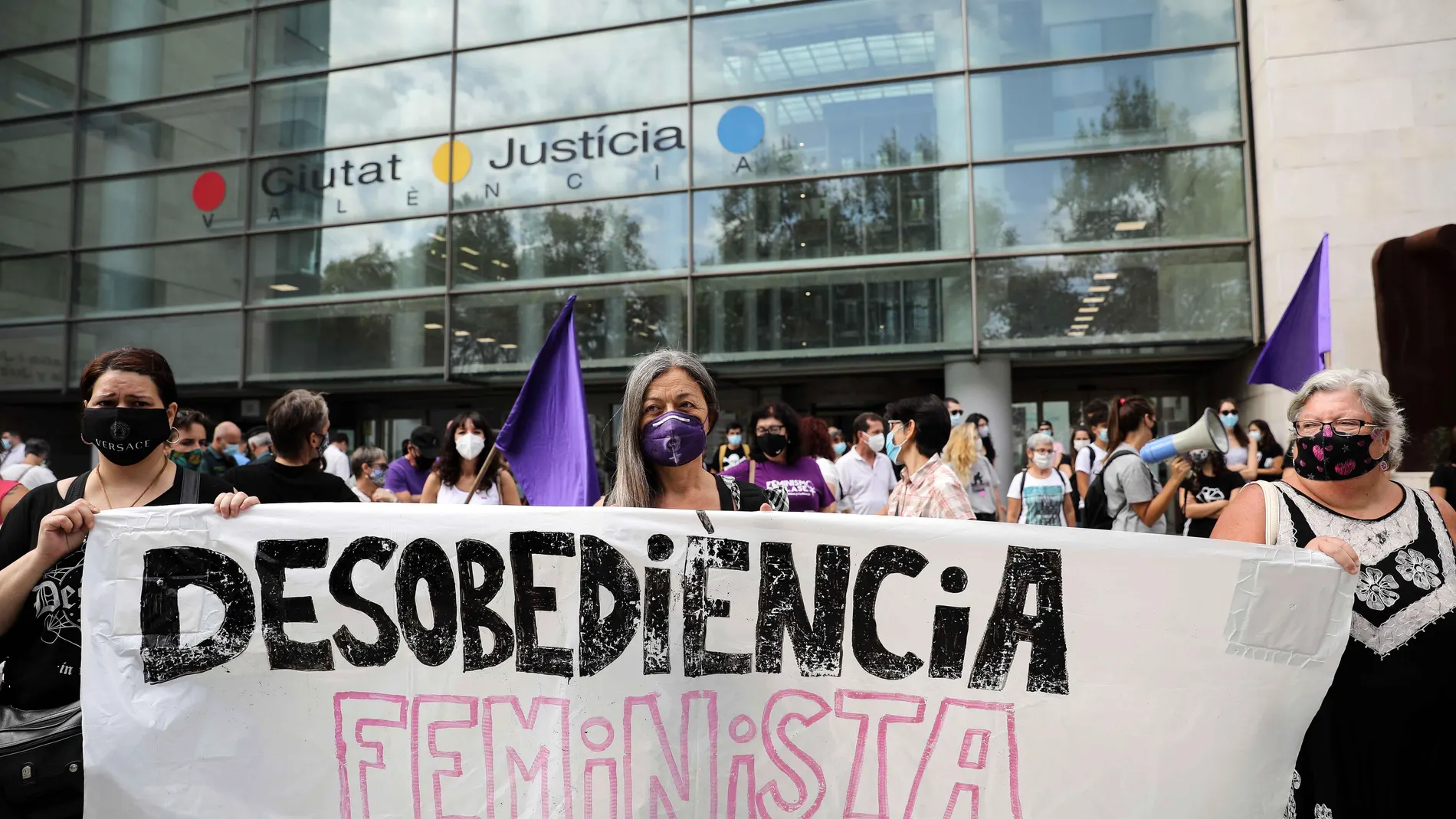 Manifestación feminista en las puertas de la Ciudad de la Justicia