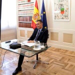 Pedro Sánchez durante una videoconferencia en La Moncloa