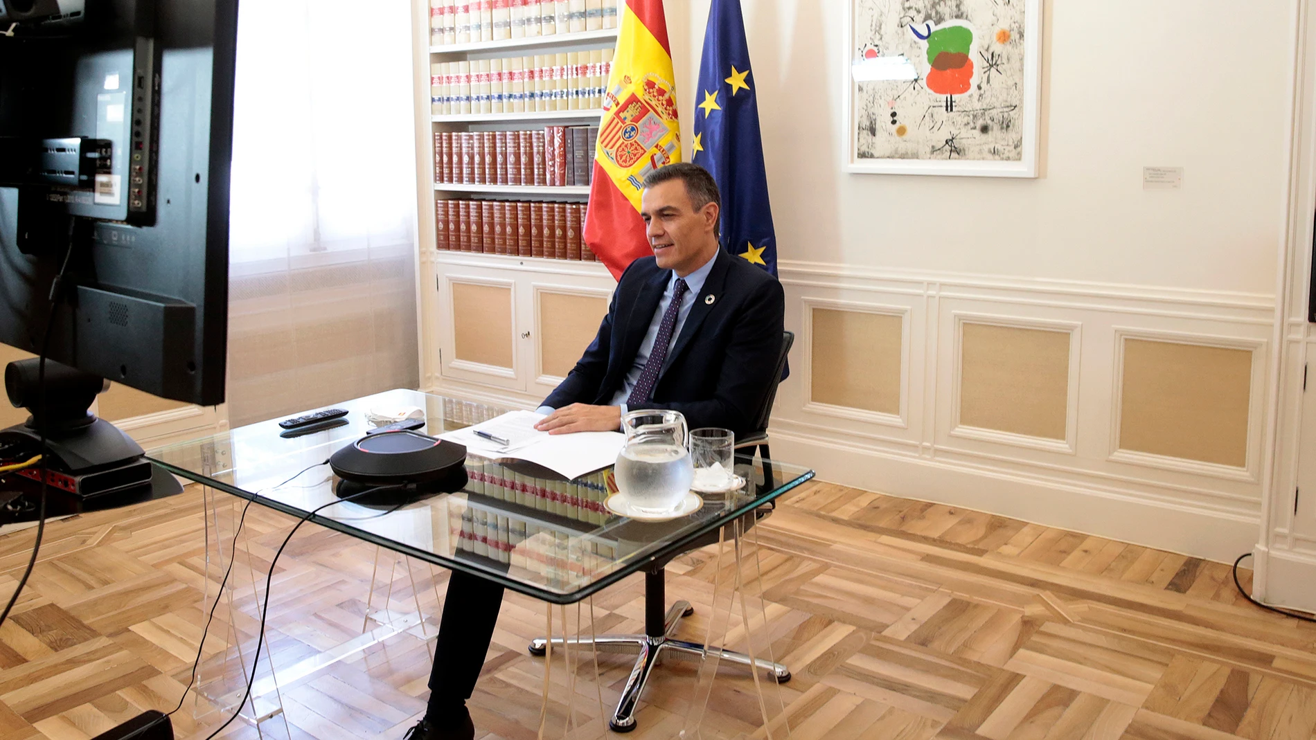 Pedro Sánchez durante una videoconferencia en La Moncloa