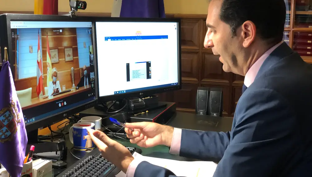Reunión telemática del alcalde de Palencia, Mario Simón con el vicepresidente de la Junta, Francisco Igea y la consejera de sanidad, Verónica Casado