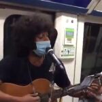 Imagen del artista cantando en el Metro de Madrid