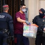 Un empleado de una empresa de mudanzas traslada enseres durante el desahucio
