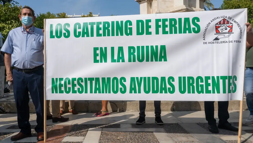 Manifestación convocada por la Asociación de Hosteleros y la federación Andalucía de Noche en defensa de la hostelería y el ocio nocturno en Sevilla