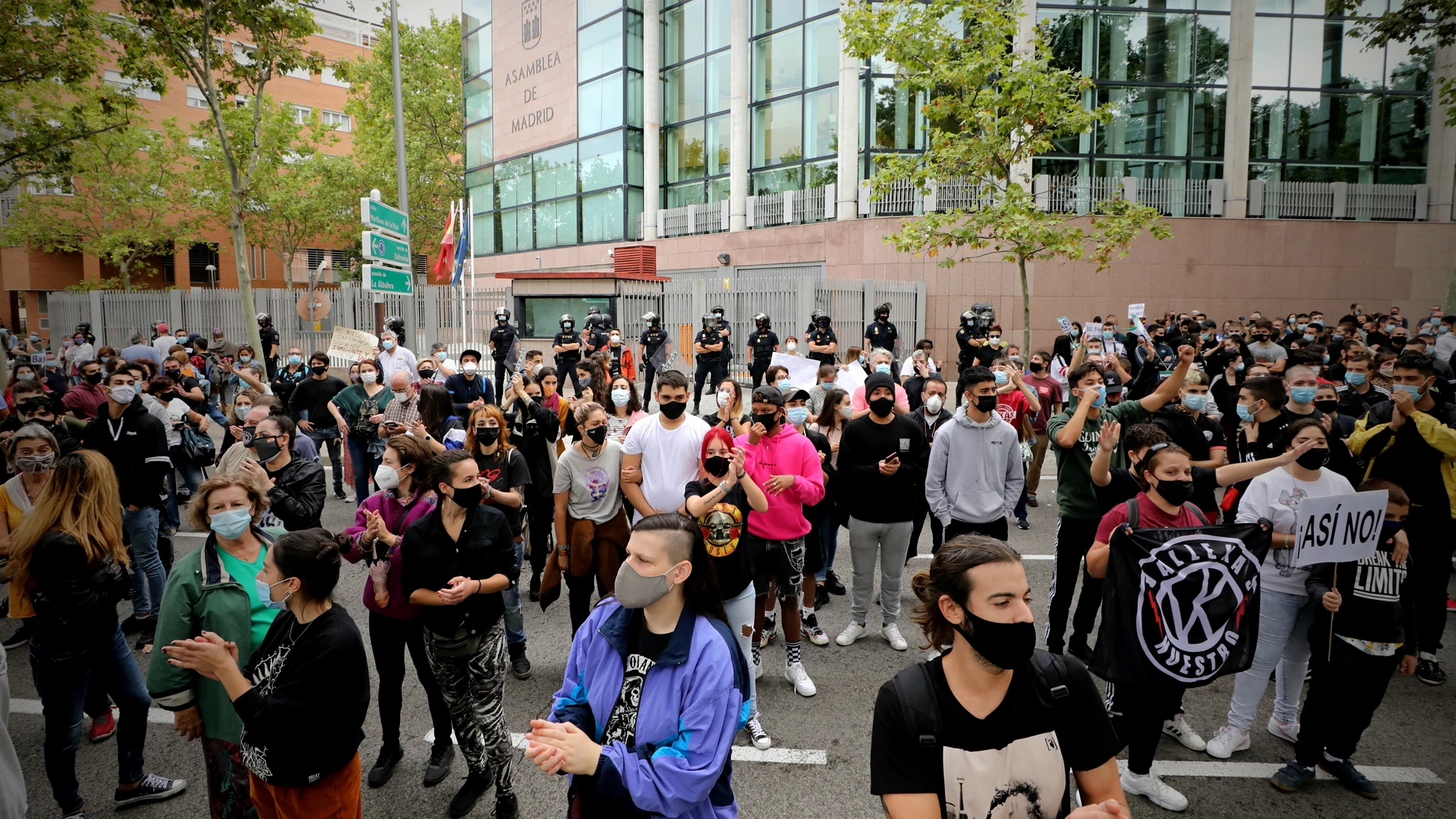 Protesta en la plaza de la asamblea de madrid , en contra de las medidas de ayudo .cierre de zonas y pueblos de madrid por coronavirus