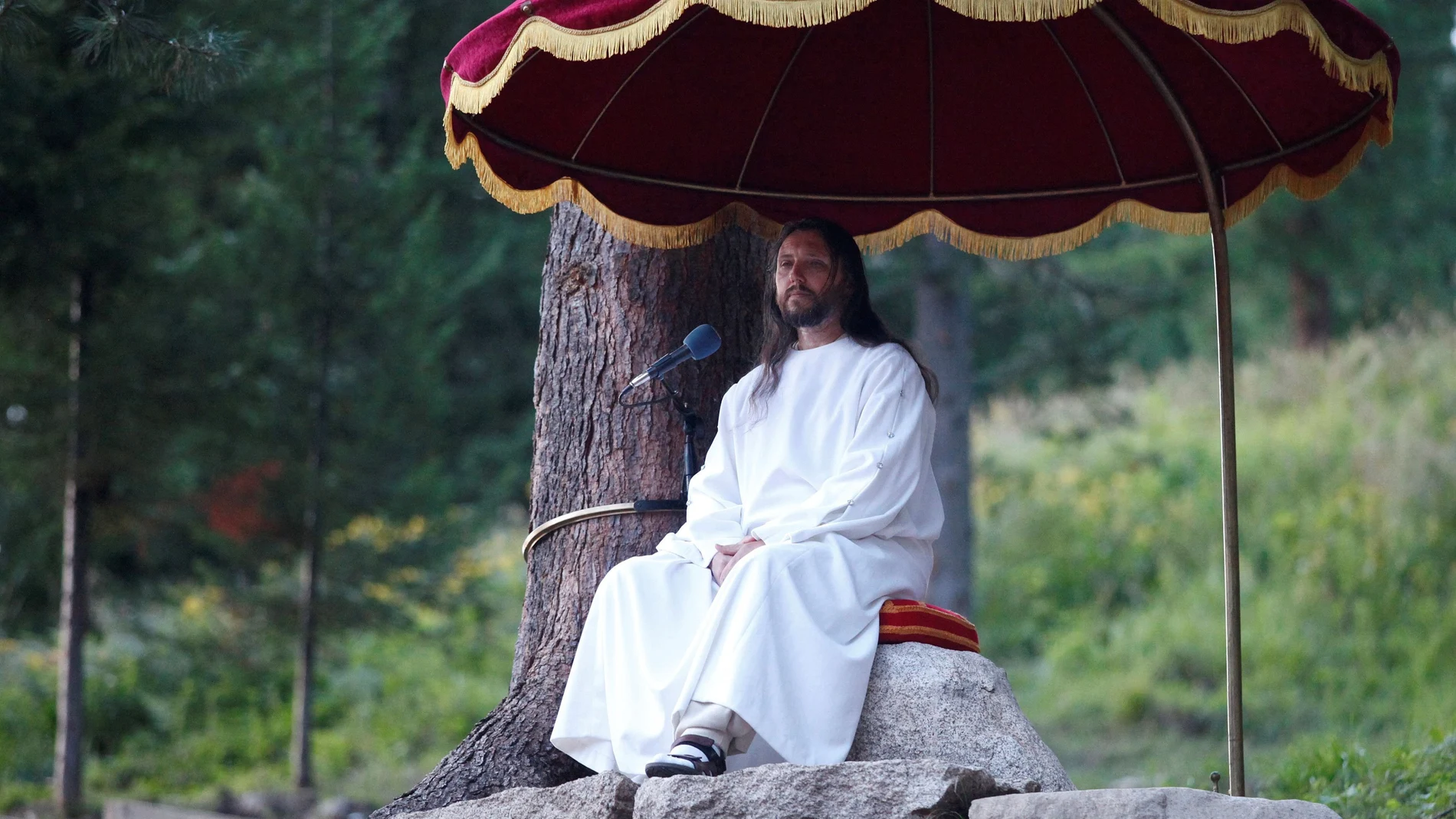 FILE PHOTO: Vissarion, who has proclaimed himself a new Christ, conducts a service during the &#34;Holiday of Good Fruit&#34; feast in the village of Obitel Rassveta (Cloister of Sunrise), some 640 km (398 miles) southeast of Russia&#39;s Siberian city of Krasnoyarsk, Russia August 18, 2010. REUTERS/Ilya Naymushin/File Photo