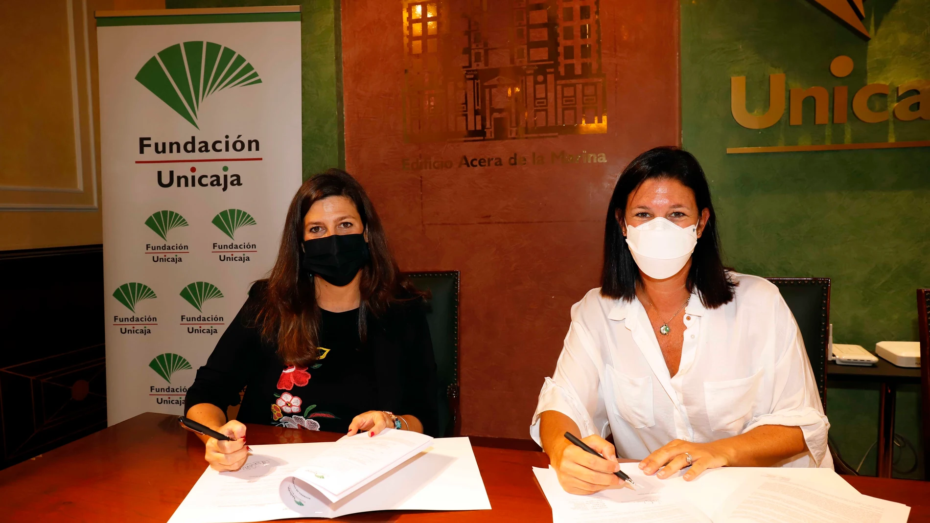 Ana Cabrera, responsable de Solidaridad Social y Educación de la Fundación Unicaja, y Victoria Marín, en representación de la asociación Altamar, en la firma del convenio para proyecto de ayuda básica