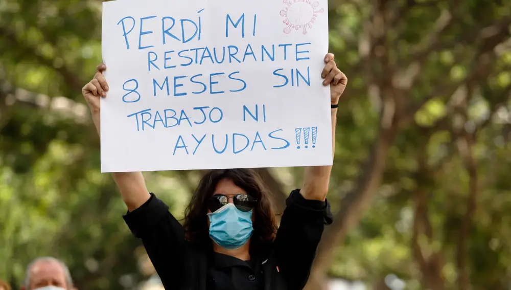 Los hosteleros se manifiestan en defensa de la hostelería y el ocio nocturno por el cierre de sus locales ante las medidas preventivas del Gobierno por el Covid-19 y donde piden un plan de rescate