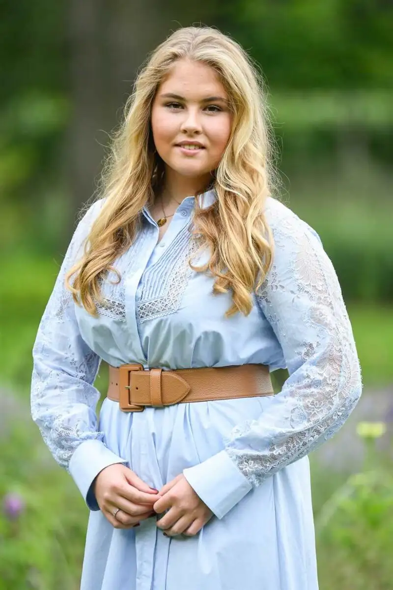 Amalia de Holanda en los jardines del palacio Huis ten Bosch durante el tradicional posado estival de la familia real