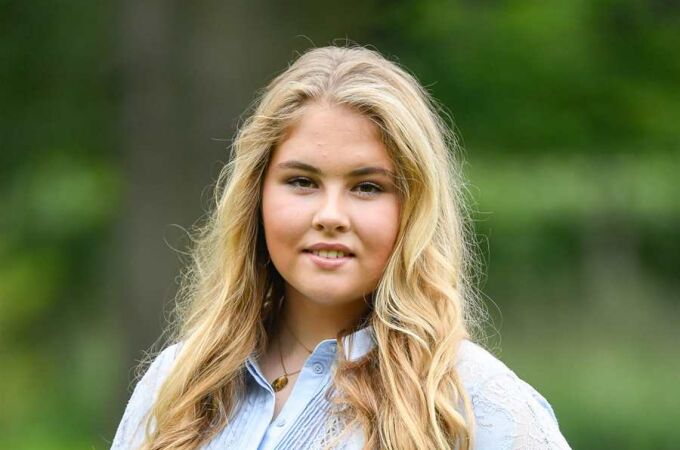 Amalia de Holanda en los jardines del palacio Huis ten Bosch durante el tradicional posado estival de la familia real