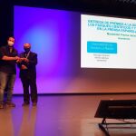 Alberto Iglesias, subdirector de Innovadores by Inndux La Razón, recoge el galardón con el que se reconoce la labor de difusión que este diario realiza con los parques tecnológicos