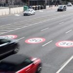 Una señal que limita la velocidad a 30km/h