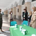 El general José Rivas Moriana conversa con las voluntarias de la AECC de Valladolid