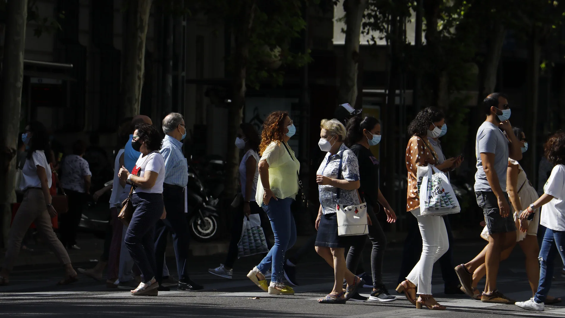 Personas con mascarilla caminan por una calle de Córdoba