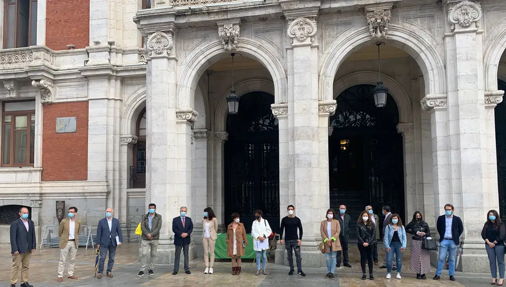 Representantes del Ayuntamiento de Valladolid y de la AECC ante la mesa de cuestación instalada en la Plaza Mayor.EUROPA PRESS23/09/2020