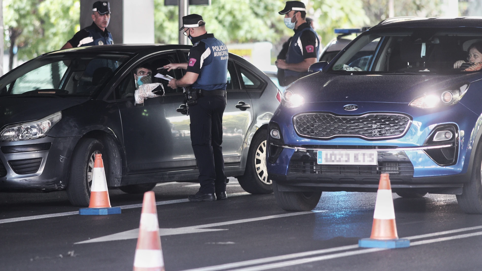 Agentes de la Policía Municipal de Madrid realizan controles de movilidad en el distrito de Puente de Vallecas, en Madrid