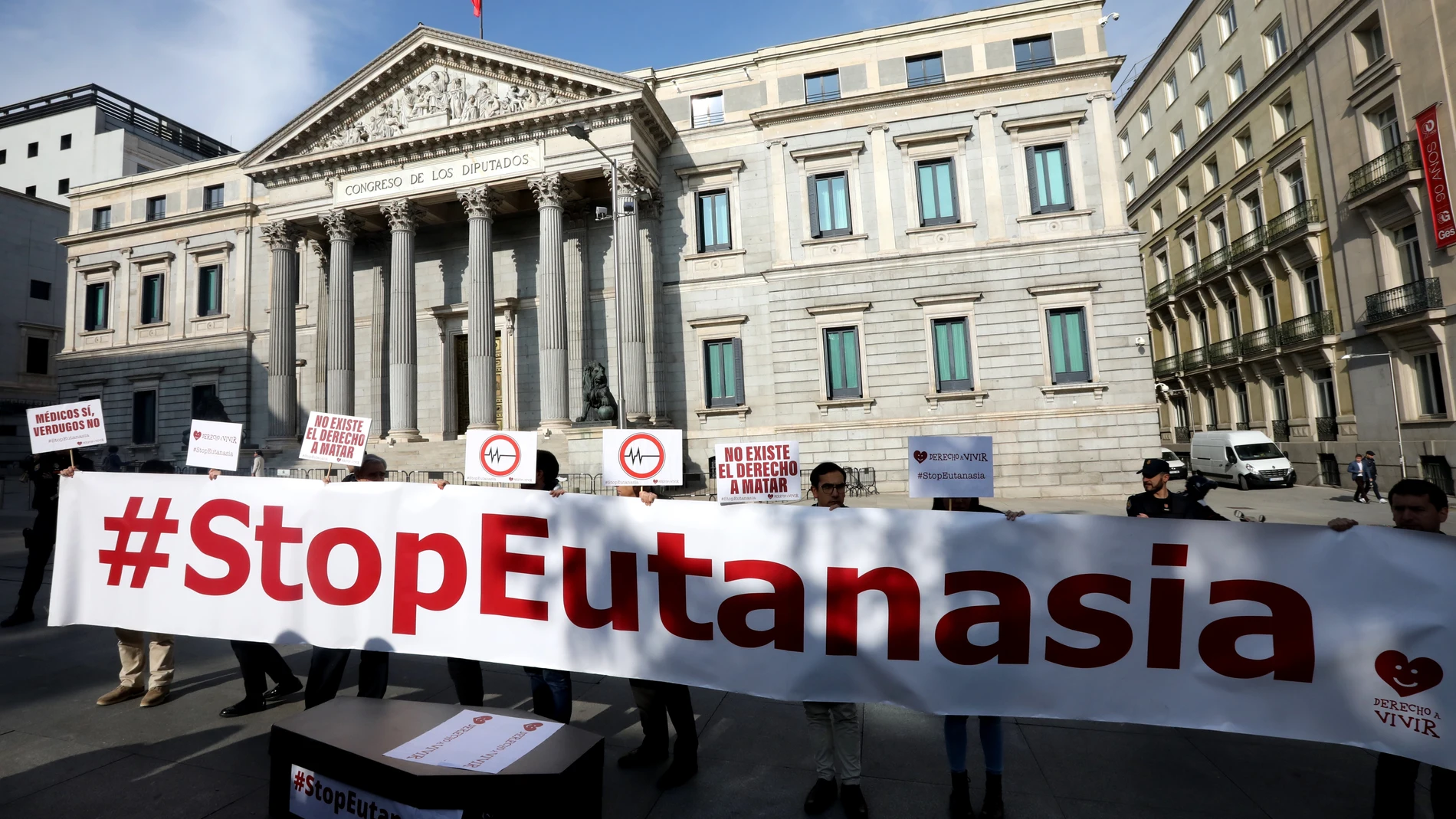 Protesta en contra de la eutanasia frente al Congreso de los Diputados.