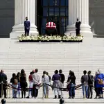 Ciudadanos rinden sus respetos a la magistrada Ruth Bader Ginsburg cuyos restos permanecen en el el Gran Salón del Tribunal Supremo y que el viernes se trasladarán al Capitolio