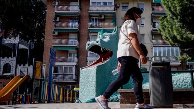 Parque infantil 'El Dragón de La Elipa'. Ciudad Lineal es uno de los seis distritos de la capital que posee zonas básicas de salud (Doctor Cirajas, Ghandi, Daroca y La Elipa) en las que la Comunidad de Madrid aplica limitaciones para controlar la pandemia del coronavirus.