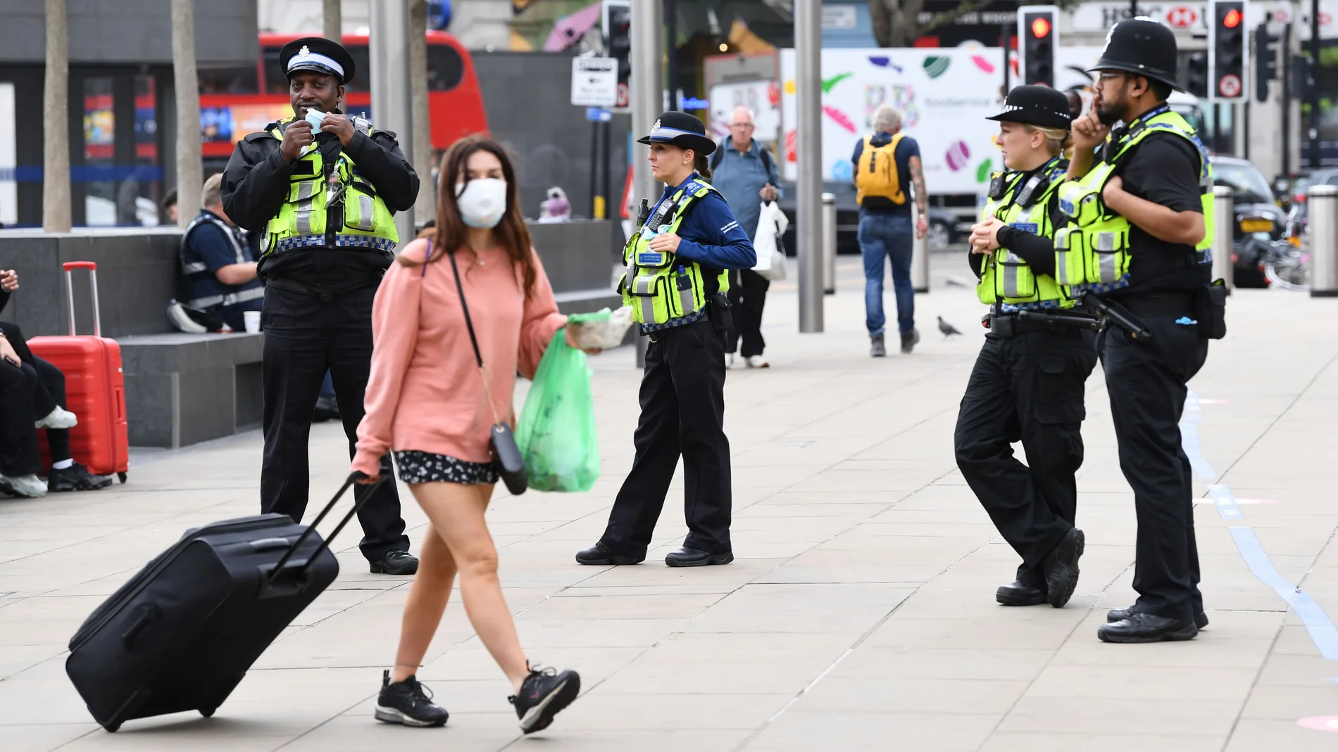 Agentes de policía en la estación de King's Cross, en Londres.