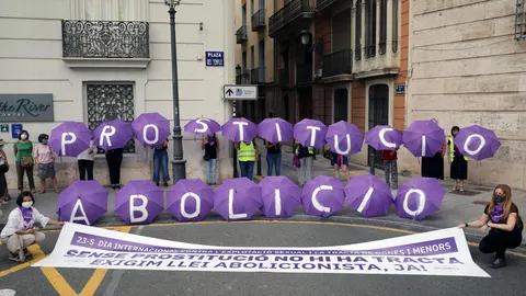 El Front Abolicionista durante una concentración en Valencia para exigir una ley que acabe "con el sistema prostitucional"