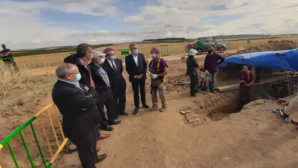 Autoridades visitan los trabajos de exhumación en la Gravera de Barbado.DELEGACIÓN DEL GOBIERNO23/09/2020