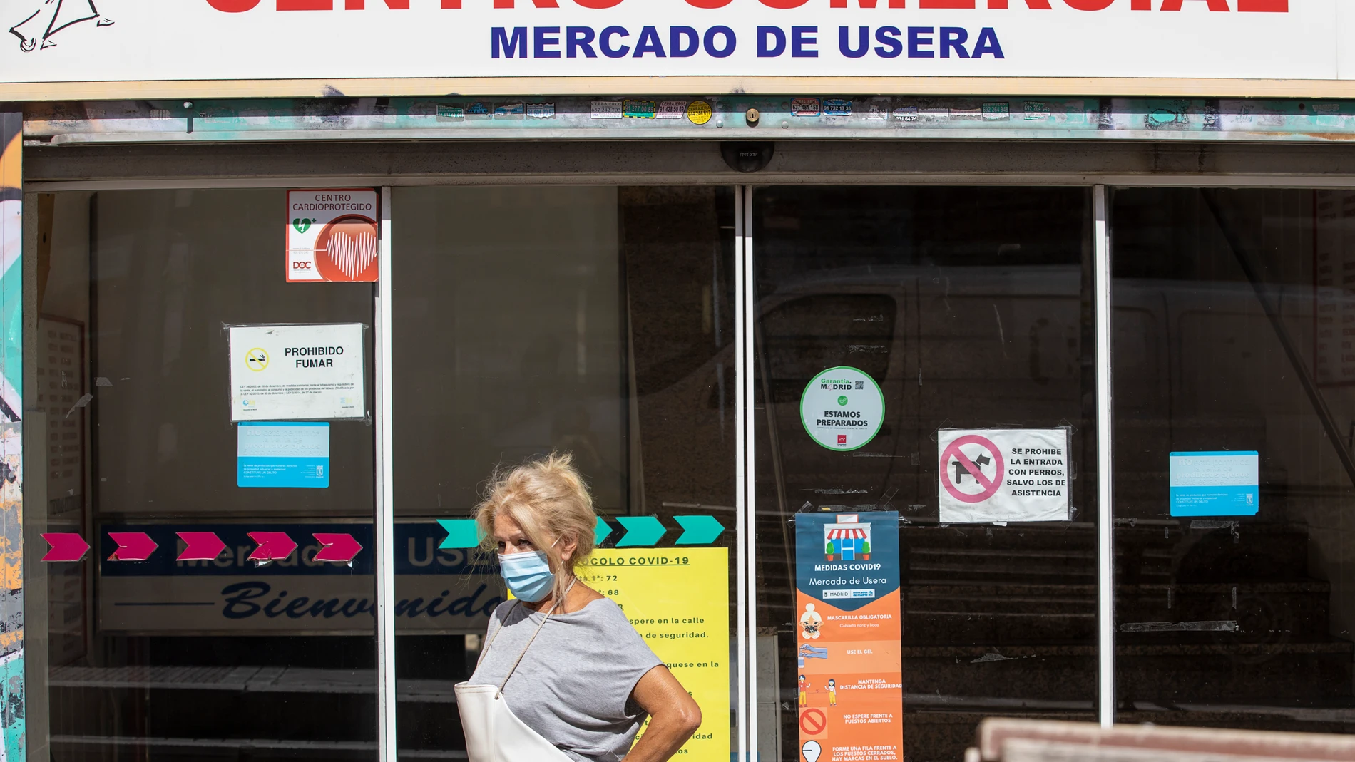 Ambiente en el madrileño barrio de Usera tras las medidas impuestas por la comunidad de Madrid, para combatir la pandemia por la COVID-19