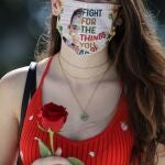 Una mujer con mascarilla de protesta en Estados Unidos