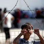 Un niño en el nuevo campamento temporal para refugiados de Lesbos