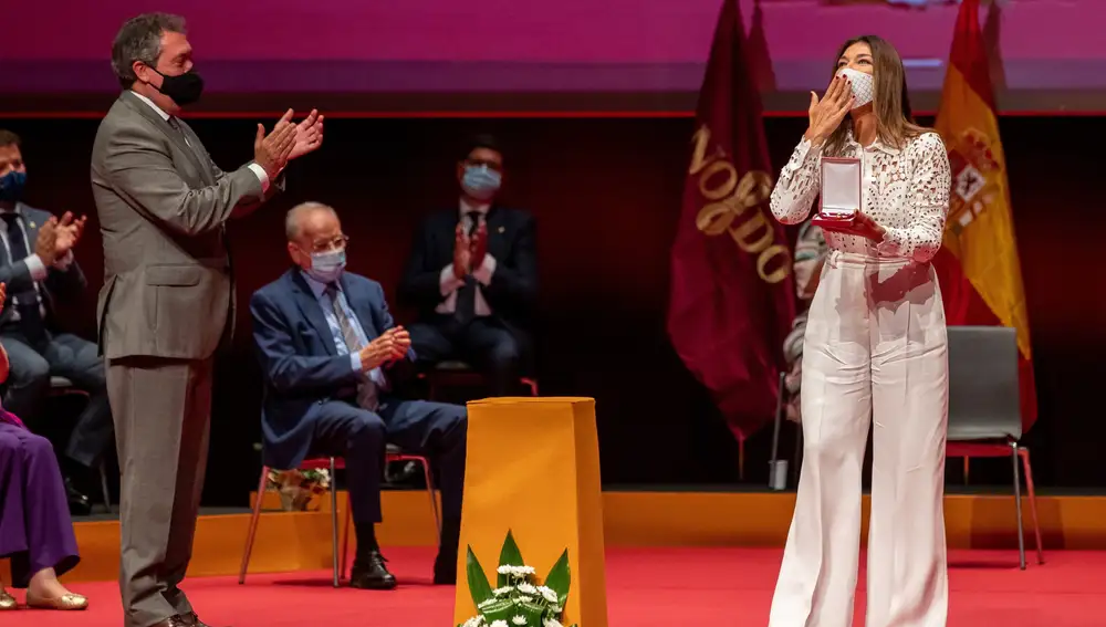 La modelo y empresaria Raquel Revuelta saluda tras recoger la medalla de Sevilla