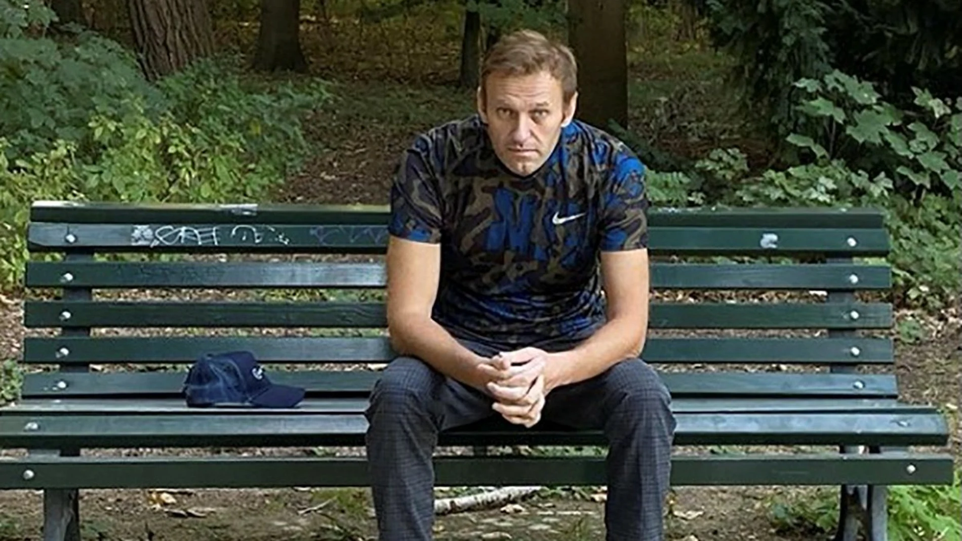 El opositor ruso Alexei Navalni ha colgado una foto suya sentado en un banco de Berlín tras recibir el alta hospitalaria