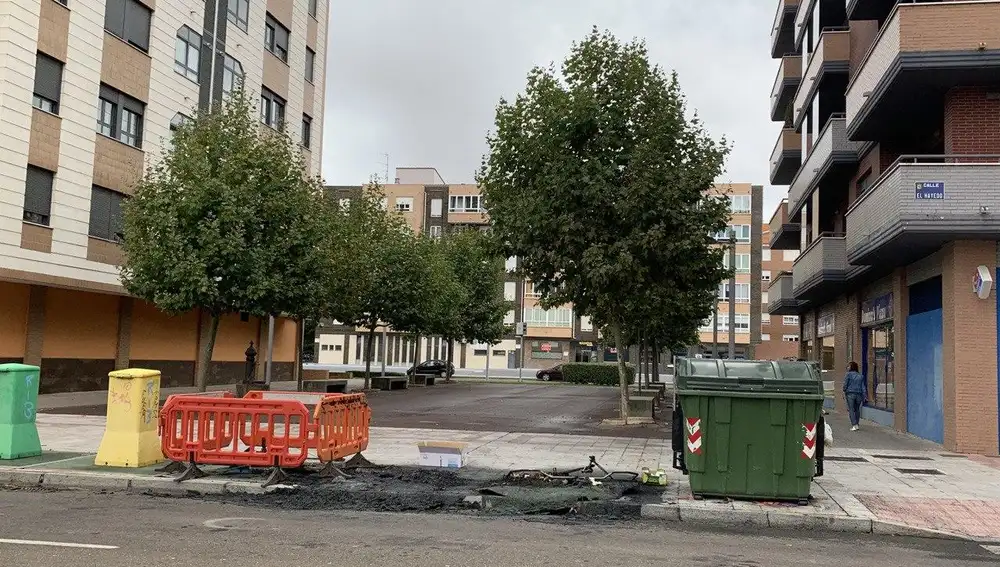 Contenedores quemados en León