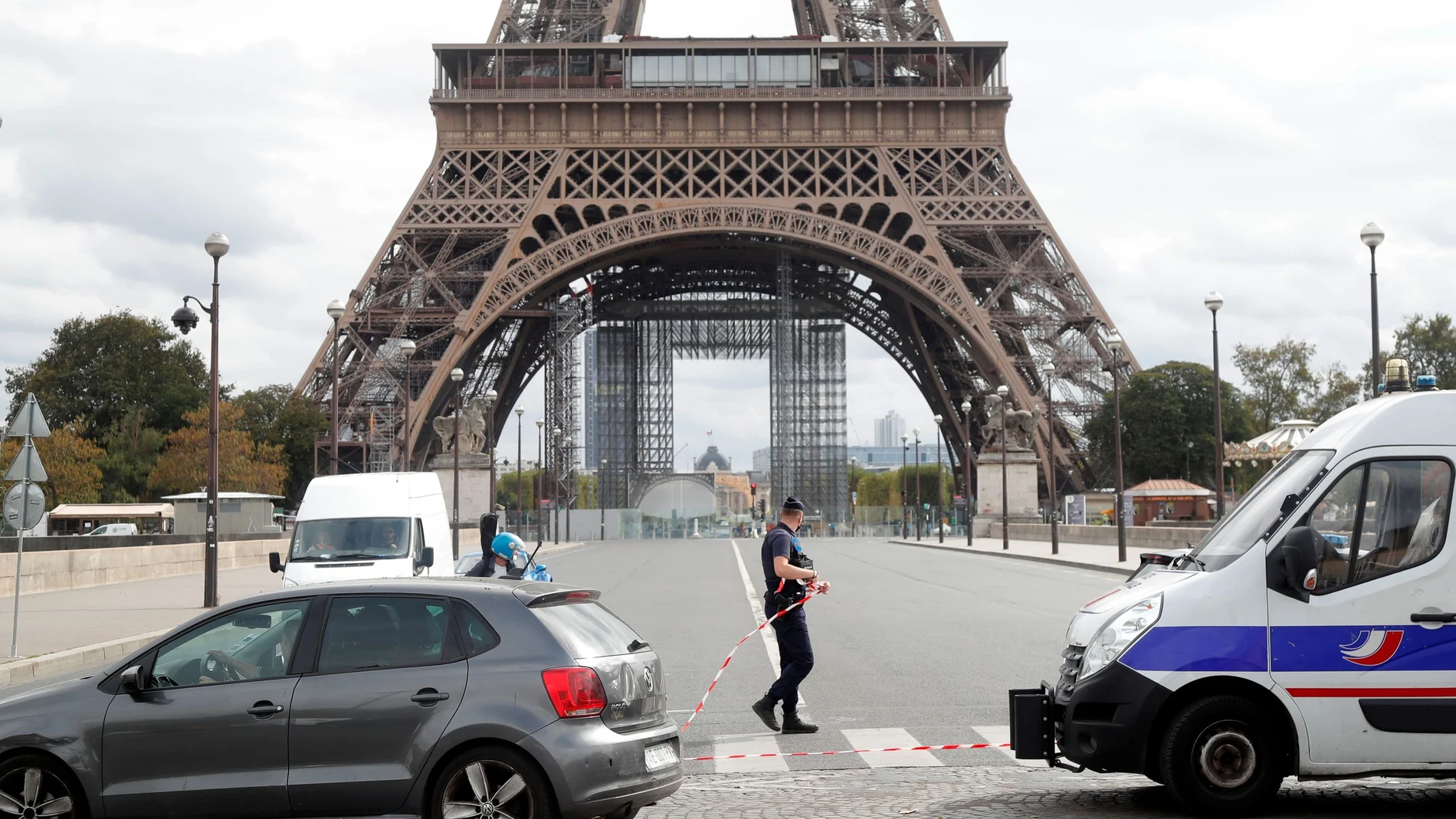 La Policía francesa establece un perímetro de seguridad en torno a la Torre Eiffel hoy en París por una supuesta amenaza de bomba