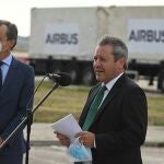 El presidente de Airbus España, Alberto Gutiérrez (d), y el ministro de Ciencia, Pedro Duque (i)