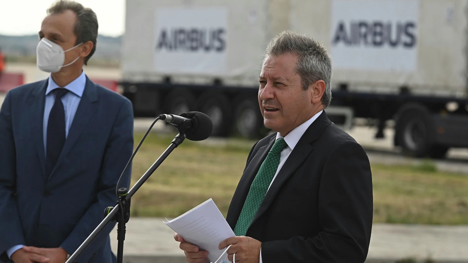 El presidente de Airbus España, Alberto Gutiérrez (d), y el ministro de Ciencia, Pedro Duque (i)