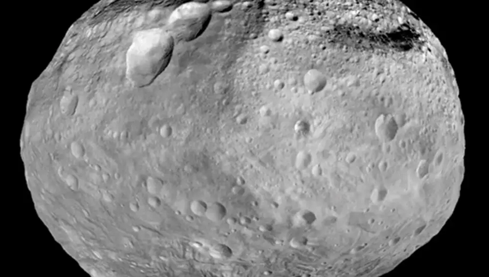 El asteroide Vesta. Sus dos mayores cuencas de impacto son difíciles de apreciar porque están «camufladas» entre su accidentado terreno.