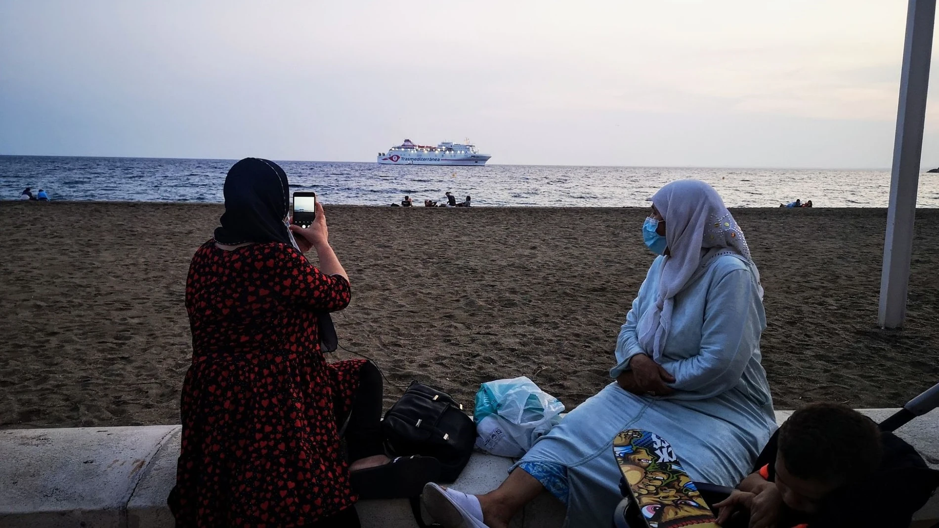 Ferri de Transmediterránea en la Bahía de Almería