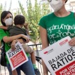 MURCIA, 23/09/2020.- Una profesora con su hijo en brazos este miércoles durante la manifestación convocada por los docentes de CCOO y STERM, para reivindicar una vuelta a las aulas segura, diálogo con la comunidad educativa, que califican de inexistente, y un aumento de las plantillas que permita reducir las ratios y evitar la semipresencialidad por el coronavirus. EFE/Marcial Guillén