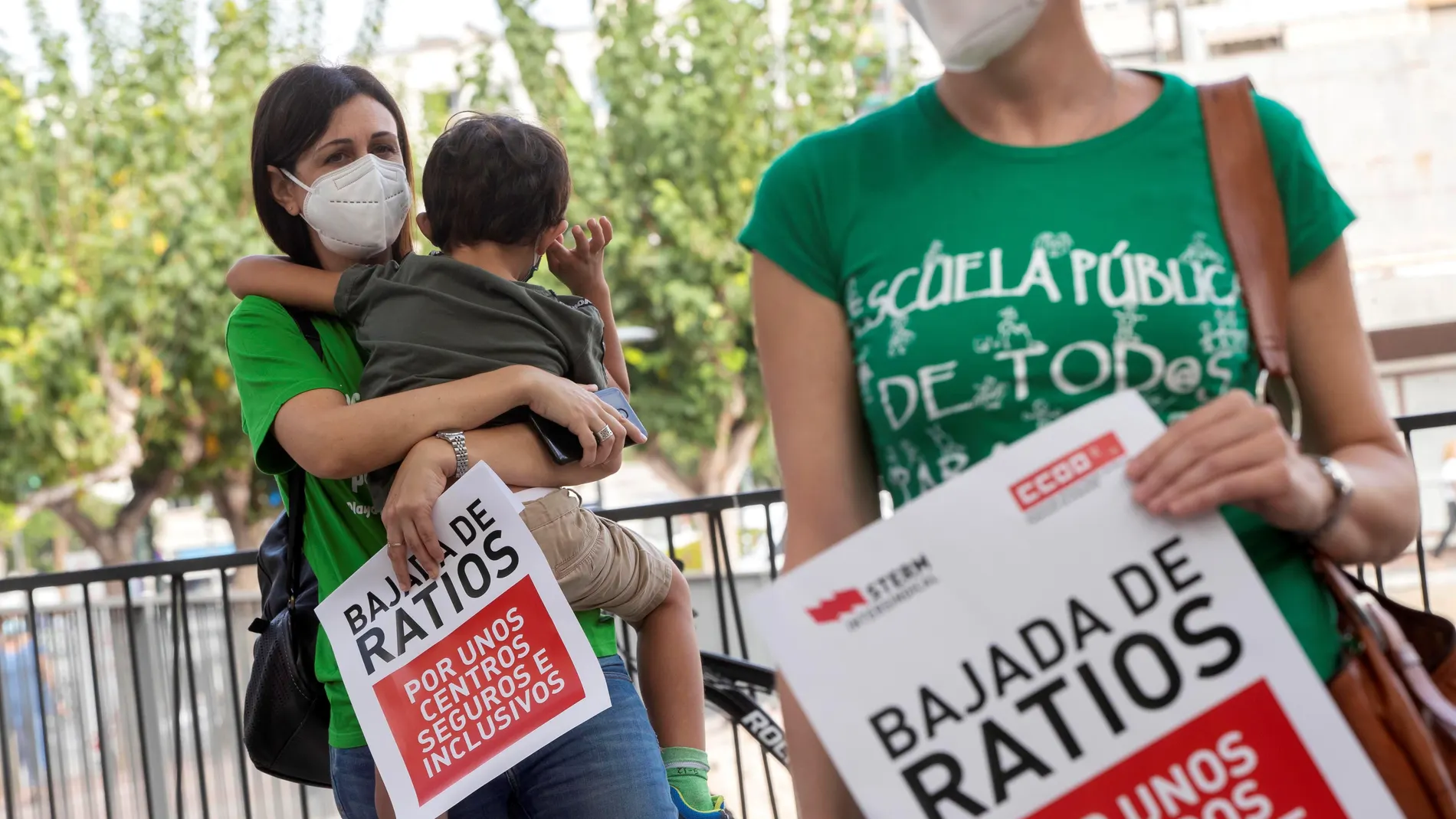 MURCIA, 23/09/2020.- Una profesora con su hijo en brazos este miércoles durante la manifestación convocada por los docentes de CCOO y STERM, para reivindicar una vuelta a las aulas segura, diálogo con la comunidad educativa, que califican de inexistente, y un aumento de las plantillas que permita reducir las ratios y evitar la semipresencialidad por el coronavirus. EFE/Marcial Guillén