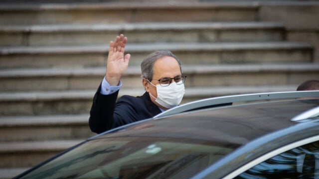 El ex president de la Generalitat, Quim Torra, saluda al entrar en un coche tras su salida del Tribunal Superior de Justicia de Cataluña –TSJC-, en Barcelona, a 23 de septiembre de 2020. David Zorrakino / Europa Press