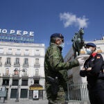 Dos militares en la madrileña Puerta del Sol durante el pasado estado de alarma