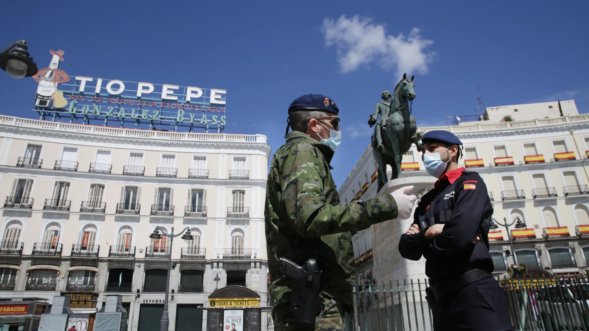 Dos militares en la madrileña Puerta del Sol durante el pasado estado de alarma