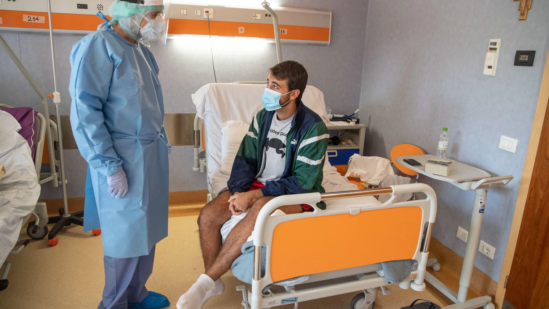 Un médico visita a un enfermo de coronavirus de 25 años en un hospital de Roma