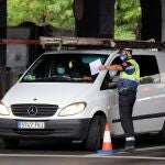 Control policial en uno de las áreas de Madrid con restricciones de movilidad por la pandemia