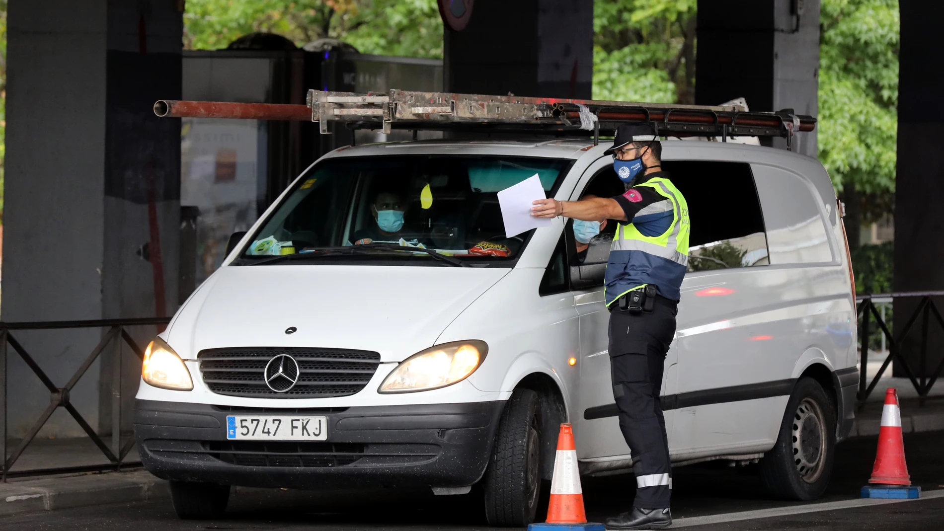 Control policial en uno de las áreas de Madrid con restricciones de movilidad por la pandemia