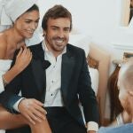 Fotograma de la docuserie 'Fernando', retrato del bicampeón mundial de Fórmula 1 Fernando Alonso. En la imagen junto a su novia, Linda Morselli.