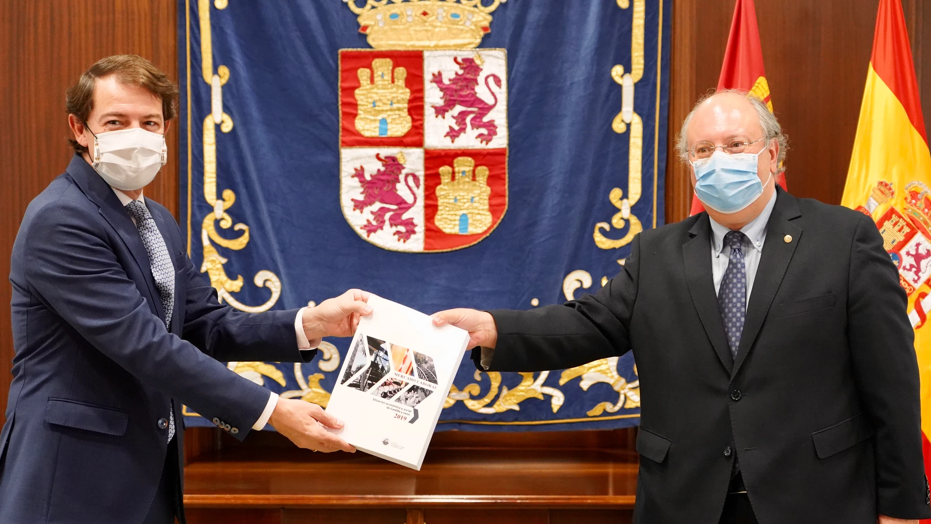 El presidente de Castilla y León, Alfonso Fernández Mañueco, recibe de manos de Enrique Cabero el informe del CES